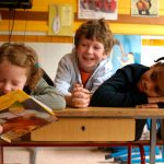 illustration_classe_élèves_lecture_bonne_humeur