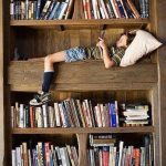 illustration_enfant_dans_bibliothèque